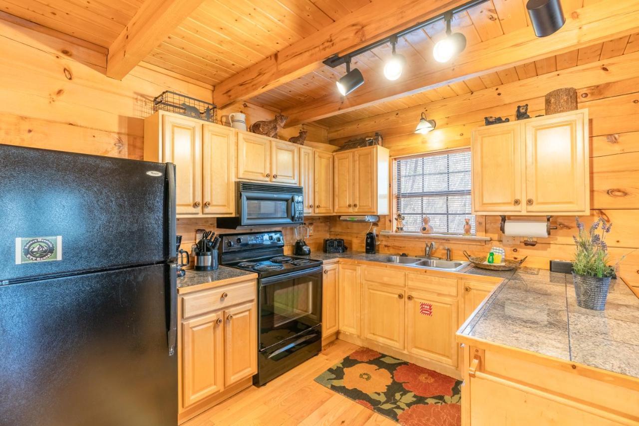 Moonshine Ridge Cabin With Hot Tub And Fire Pit Pigeon Forge Dış mekan fotoğraf