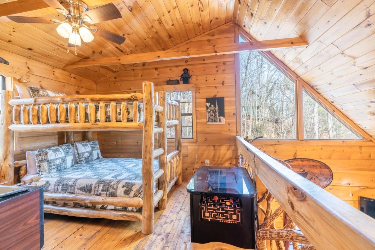 Moonshine Ridge Cabin With Hot Tub And Fire Pit Pigeon Forge Dış mekan fotoğraf